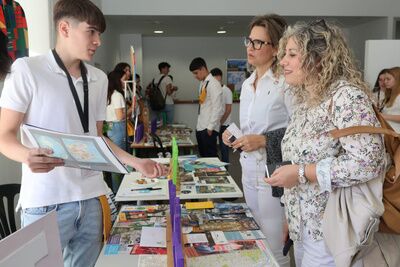 La Harinera del Guadaíra acoge la “Feria de la Naciones” organizada por el IES Albero